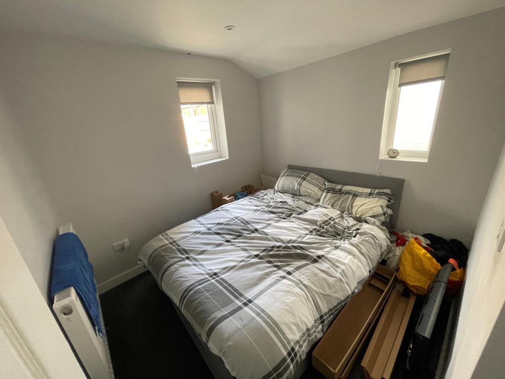 Lot: 133 - FOUR WELL-PRESENTED LETTING UNITS WITH POTENTIAL FOR A FIFTH UNIT - Bedroom with two windows